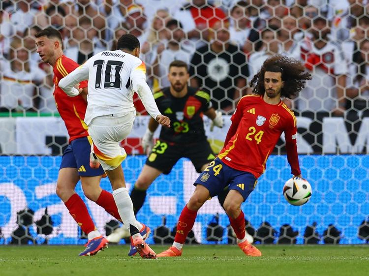 Lihat Lagi Momen Bola Kena Tangan Cucurella Saat Lawan Jerman
