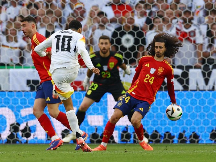 Soccer Football - Euro 2024 - Quarter Final - Spain v Germany - Stuttgart Arena, Stuttgart, Germany - July 5, 2024 Germanys Jamal Musiala shoots at goal and hits the arm of Spains Marc Cucurella REUTERS/Lee Smith