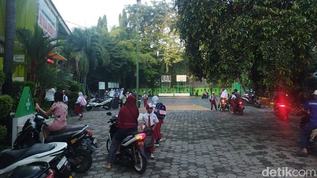 Suasana hari pertama masuk sekolah pada SDN Kelapa Dua Wetan 01 (Kurniawan Fadilah/detikcom)