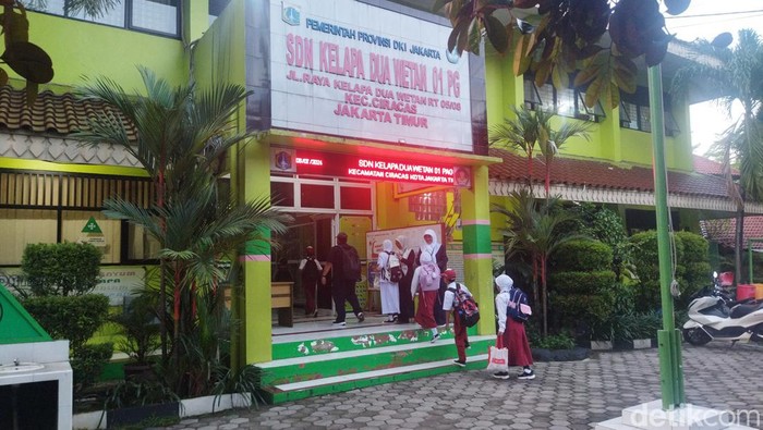 Kegembiraan dan Antisipasi Menyelimuti Hari Pertama Sekolah di SDN Kelapa Dua Wetan 01