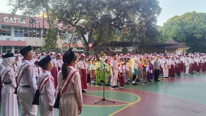 Hari Pertama Sekolah Anak: Momen Penting bagi Orang Tua yang Dipenuhi Persiapan dan Ketegangan