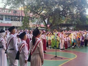 Cerita Ortu di Hari Pertama Anak Masuk SD: Bersiap Sejak Malam-Salah Seragam