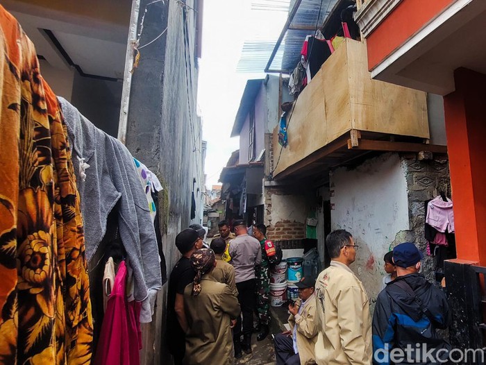 Suasana Rumah di Gang Sempit Cimahi yang Dihuni 18 KK