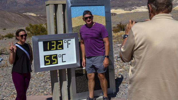Suasana saat cuaca panas ekstrem di Taman Nasional Death Valley, California, Amerika Serikat (AS), Minggu (7/7/2024). (AP Photo/Ty ONeil)