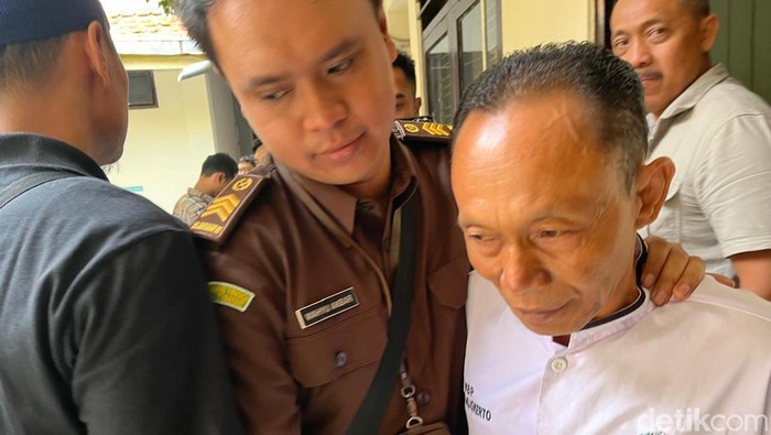 Suwari (baju putih) saat dikeler petugas di PN Mojokerto