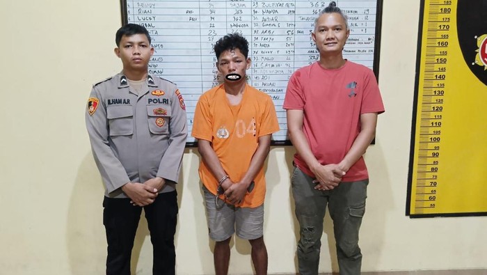 Tampang pelaku Rohim (tengah) yang serang kakaknya dengan cangkulu