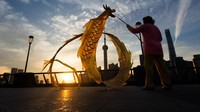 Pengunjung lain ikut mencoba memainkan tarian naga. 