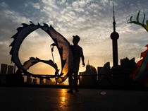 Tarian Naga Meliuk-liuk Saat Matahari Terbit di China