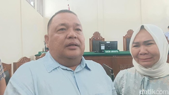 Terbit Rencana Peranginan Angin dan istri saat wawancara usai sidang putusan sidang TPPO
