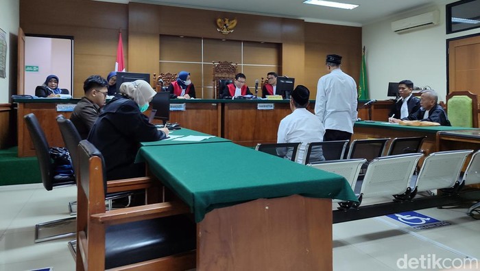 Terdakwa kasus korupsi pelelangan ikan di Binuangeun Lebak (Foto: Bahtiar/Detikcom)