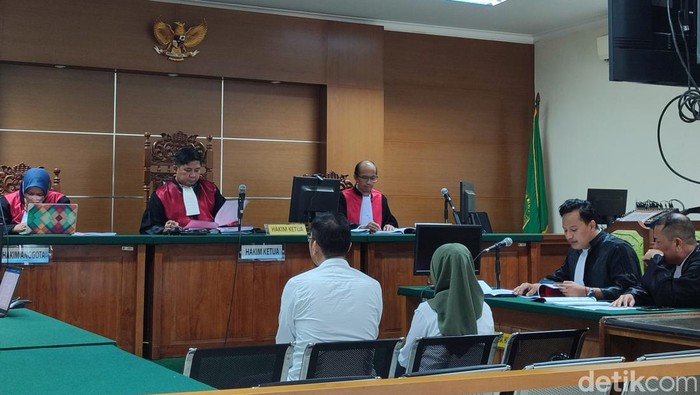Terdakwa pasutri pembobol bank di Tangsel (Foto: Bahtiar/Detikcom)