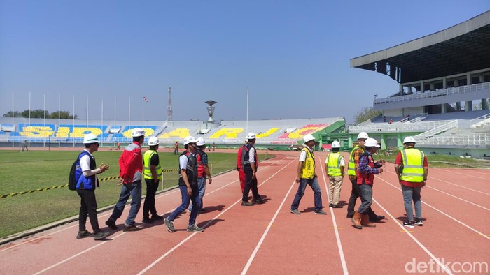 Tim Kementerian PUPR meninjau progres renovasi Stadion Gelora Delta Sidoarjo