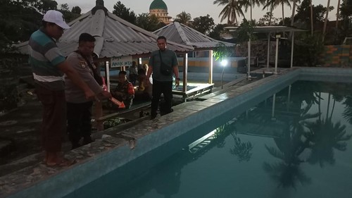 Proses olah tempat kejadian perkara (TKP) di kolam tempat korban tenggelam. Foto: (Istimewa)