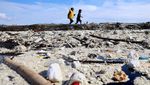 Tumpukan Sampah Cemari Pantai Manakarra