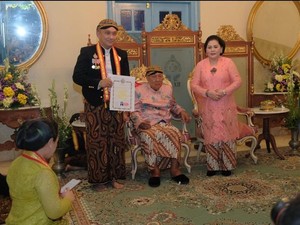 Momen Victor Rarung Terima Gelar Bangsawan dari Keraton Solo