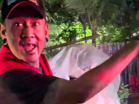 Video pemotor mencegat mobil yang melintas di Rawa Belong, Jakbar viral di medsos. Pria tersebut menuding sopir mobil melajukan kendaraan secara sembarangan. (Dok IG @polres_jakbar)