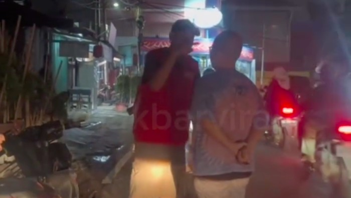 Video pemotor mencegat mobil yang melintas di Rawa Belong, Jakbar viral di medsos. Pria tersebut menuding sopir mobil melajukan kendaraan secara sembarangan. (Dok IG @polres_jakbar)