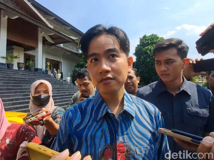 Wakil Presiden terpilih, Gibran Rakabuming Raka, ditemui di kantor DPRD Solo, Senin (8/7/2024).