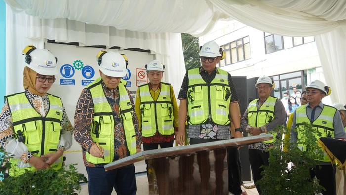 Wali Kota Bontang Basri Rase bersama Deputi II Kantor Staf Kepresidenan Brigjen TNI (Purn) Noch T. Mallisa dan jajaran RSUD Taman Husada Bontang resmikan generator oksigen medis. Dokumen Istimewa