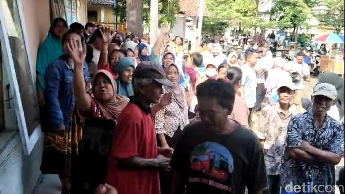 Warga menggeruduk kantor desa Bulakelor protes perbuatan asusila sekdes