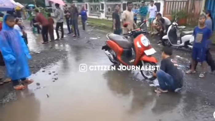 Aksi Unik Warga Bogor dalam Menuntut Perbaikan Jalan Rusak: Mencuci Motor dan Memancing di Lubang