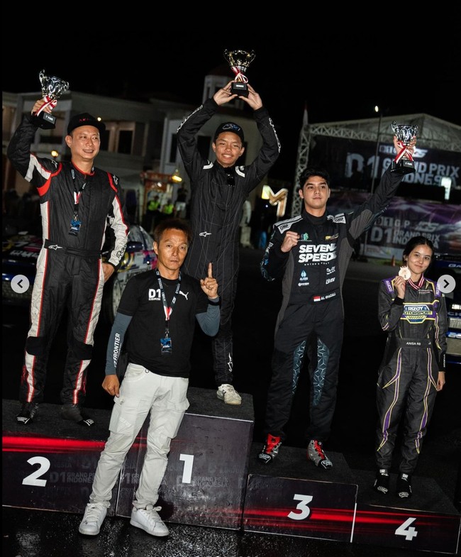 Dalam keterangan unggahannya Al mengaku bahwa itu adalah momen pertama dirinya mengikuti lomba ngedrift. Ia juga mengucapkan terima kasih kepada tim serta orang-orang yang sudah mendukungnya. Foto: Instagram/@alghazali7