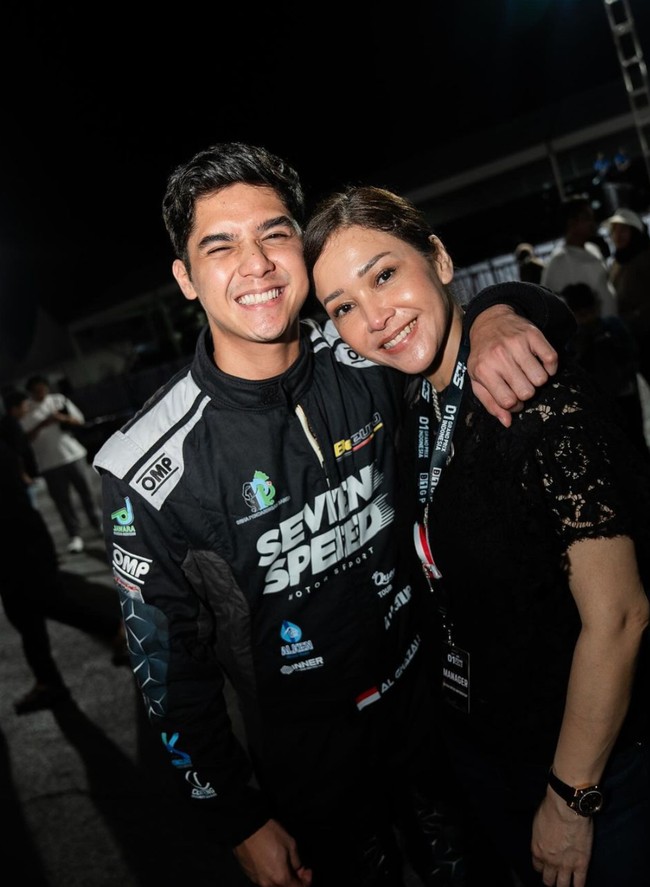 Sang bunda, Maia Estianty, terlihat hadir dan turut memberi dukungan. Keduanya pun tampak memamerkan momen kebersamaan mereka. Foto: Instagram/@alghazali7