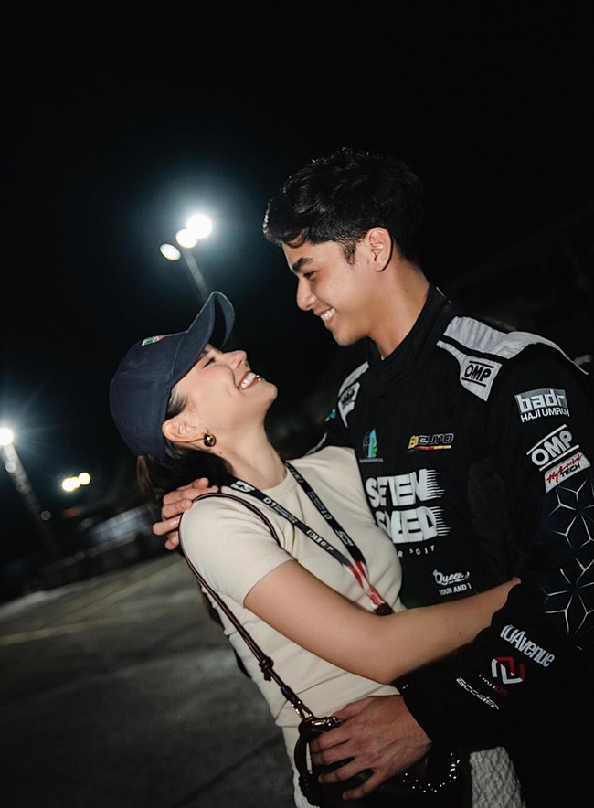 Tak hanya bersama sang bunda, Al juga membagikan momen mesranya dengan Alyssa Daguise, mantan kekasih yang tampaknya kini sudah balikan dengan dirinya. Dalam foto terlihat Al dan Alyssa yang saling berpelukan sambil tersenyum bahagia. Foto: Instagram/@alghazali7