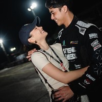 Tak hanya bersama sang bunda, Al juga membagikan momen mesranya dengan Alyssa Daguise, mantan kekasih yang tampaknya kini sudah balikan dengan dirinya. Dalam foto terlihat Al dan Alyssa yang saling berpelukan sambil tersenyum bahagia. Foto: Instagram/@alghazali7