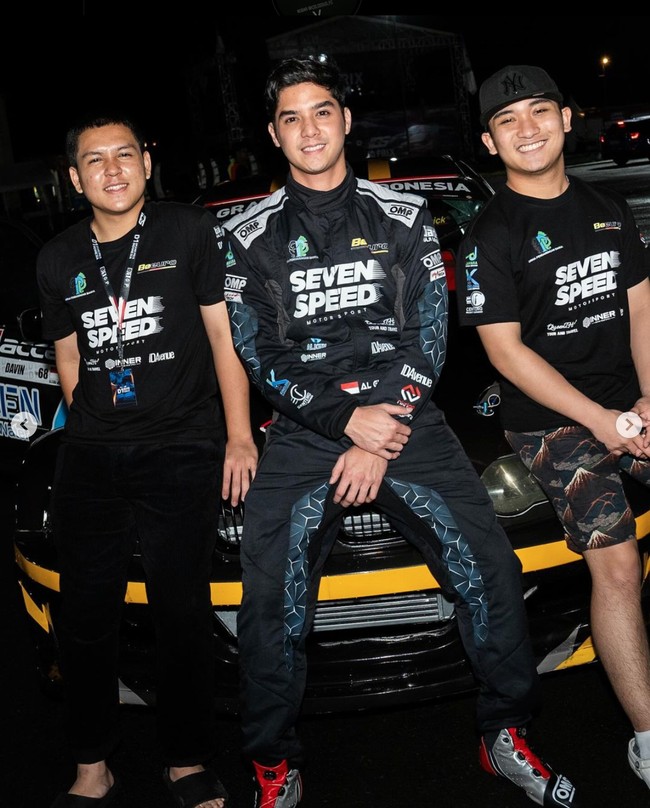 Unggahan Al itu pun banjir komentar netizen. Tak sedikit yang memberikan selamat, sementara beberapa lainnya tampak menyoroti kemesraan Al dan Alyssa. Diketahui setelah putus dari Alyssa, Al sempat dikabarkan dekat dengan artis cantik Laura Moane. Namun kini tampaknya Al sudah kembali berpacaran dengan Alyssa. Foto: Instagram/@alghazali7