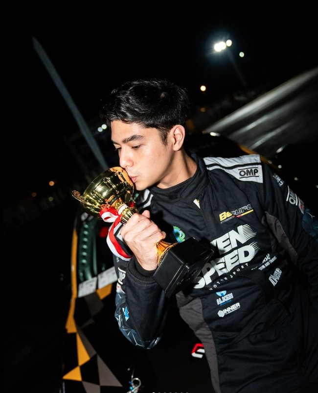 Buktikan dirinya jago ngedrift, Al Ghazali tampak memamerkan momen dirinya menjadi juara 3 kompetisi D1 Grand Prix Indonesia. Dalam salah satu unggahannya terlihat Al yang mencium piala yang digenggamnya. Foto: Instagram/@alghazali7