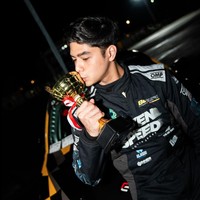 Buktikan dirinya jago ngedrift, Al Ghazali tampak memamerkan momen dirinya menjadi juara 3 kompetisi D1 Grand Prix Indonesia. Dalam salah satu unggahannya terlihat Al yang mencium piala yang digenggamnya. Foto: Instagram/@alghazali7
