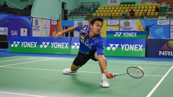 GUWAHATI, ASSAM, INDIA - 2023/12/10: Alvi Wijaya Chairullah of Indonesia competes against Yohanes Saut Marcellyno ( not pictured) of Indonesia during the finals of Yonex-Sunrise Guwahati Masters 2023 Super 100 mens singles badminton tournament at Sarju Sarai Indoor Sports Complex. Yohanes Saut Marcellyno won 21-12, 21-17. (Photo by Biplov Bhuyan/SOPA Images/LightRocket via Getty Images)