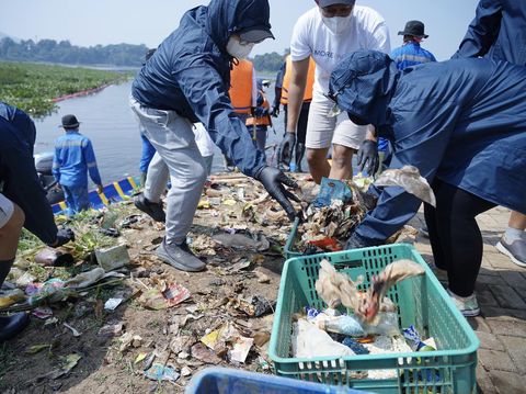 Amorepacific Indonesia dan Waste4Change membersihkan sungai