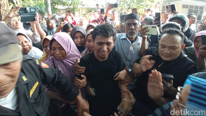 Antusiasme warga Desa Kepongpongan Cirebon sambut kedatangan Pegi Setiawan