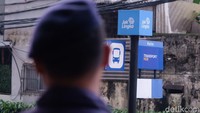 Selain itu, lokasinya dekat dengan Stasiun KRL Sudirman, Stasiun MRT Dukuh Atas via Terowongan Kendal, dan Stasiun LRT Dukuh Atas dengan menyeberangi jembatan.