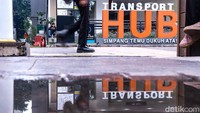 Halte ini merupakan tempat naik-turun penumpang TransJakarta.