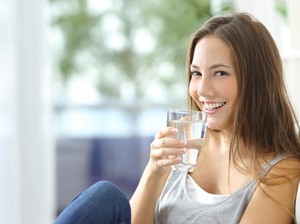Minum Air Sebaiknya dalam Kondisi Dingin atau Suhu Ruang? Ini Kata Ahli