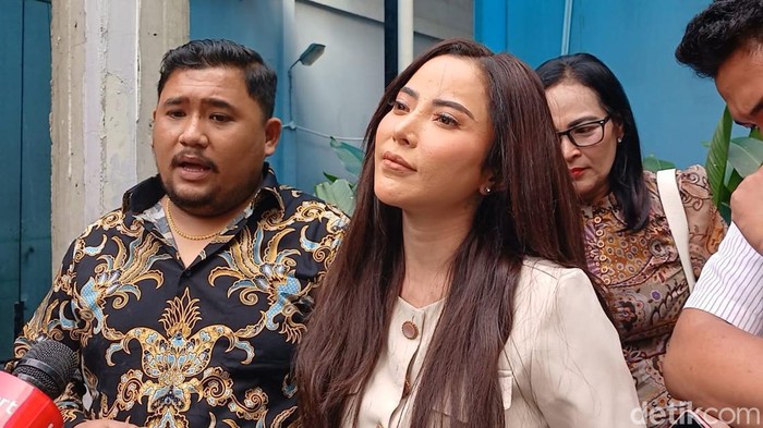 Ayu Aulia kembalikan baju pinjaman kepada stylist Siti Badriah.