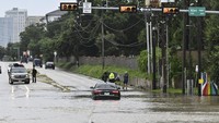 Banjir terjadi di Texas tenggara, terutama mempengaruhi wilayah pesisir dan pedalaman, termasuk Houston dan pinggiran kota sekitarnya. 1,5 juta rumah dan tempat usaha tidak mendapat aliran listrik.