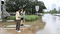 Menurut Layanan Cuaca Nasional, Beryl disertai dengan angin berkecepatan 80 km/jam hingga 70 km/jam, hujan lebat, pemadaman listrik, banjir pesisir, gelombang badai, dan kemungkinan tornado.