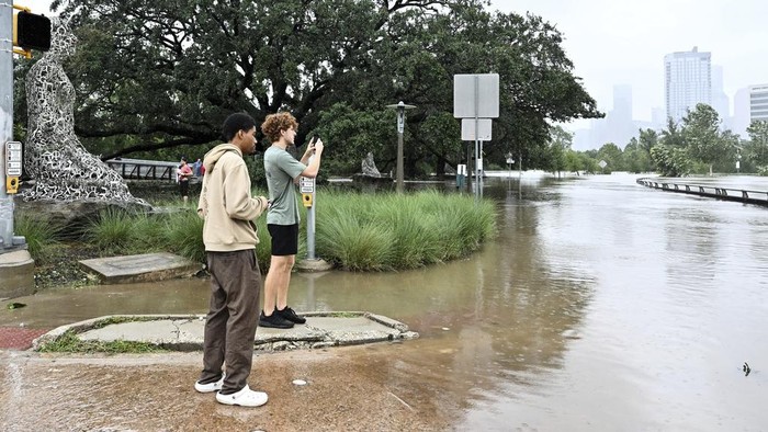 Setelah dihamtam oleh badai beryl, sejumlah wilayah di Texas kini dilanda banjir. Ini penampakannya.