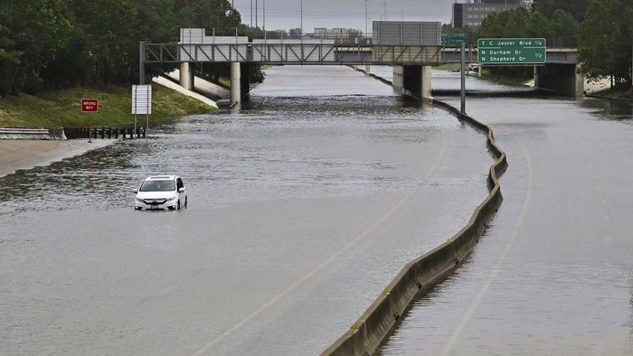 Badai Beryl Berlalu, Kini Texas Dilanda Banjir Setelah dihamtam oleh badai beryl, sejumlah wilayah di Texas kini dilanda banjir. Ini penampakannya.