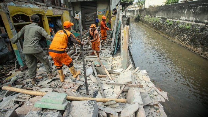 Bangunan liar yang berada di Duren TIga, Jakarta Selatan, ditertibkan. Penertiban itu dilakukan di lahan milik aset Suku Dinas Sumber Daya Air Kecamatan Pancoran. Bangunan liar yang berada di Duren TIga, Jakarta Selatan, ditertibkan. Penertiban itu dilakukan di lahan milik aset Suku Dinas Sumber Daya Air Kecamatan Pancoran.