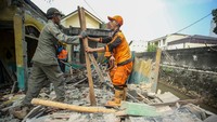 Bangunan dengan 42 meter itu telah berdiri sejak 16 tahun lalu dan digunakan untuk usaha batu nisan.