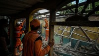 Kasatpol PP Duren Tiga Rini Puspita menyebut bangunan yang terletak di pinggir kali itu nantinya akan digunakan sebagai taman.