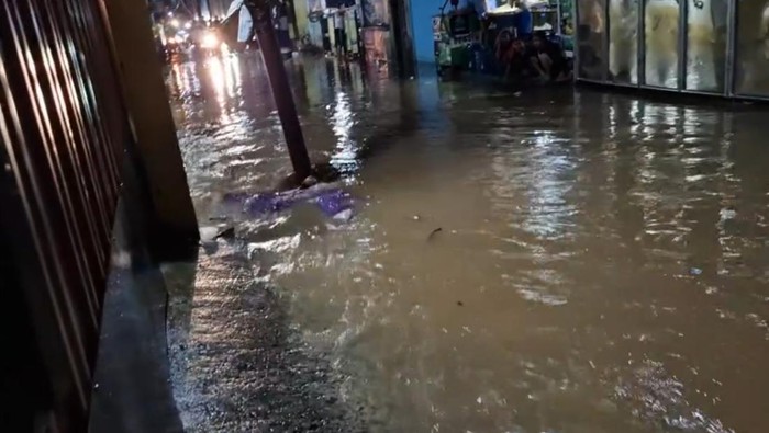 Sejumlah wilayah Kota Depok, Jawa Barat (Jabar), dilanda banjir. Kondisi itu terjadi usai hujan deras, Senin (8/7/2024).
