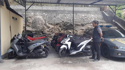 Belasan motor diamankan di Polsek Kawasan Pelabuhan Lembar, Lombok Barat, NTB.