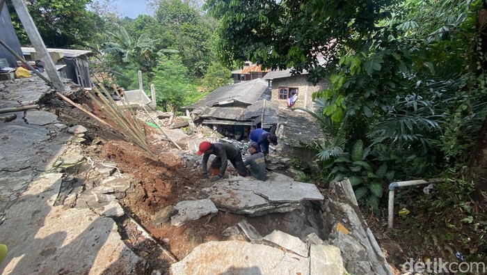 Hujan Lebat Picu Longsor di Depok, Timpa 2 Rumah dan 2 Kendaraan