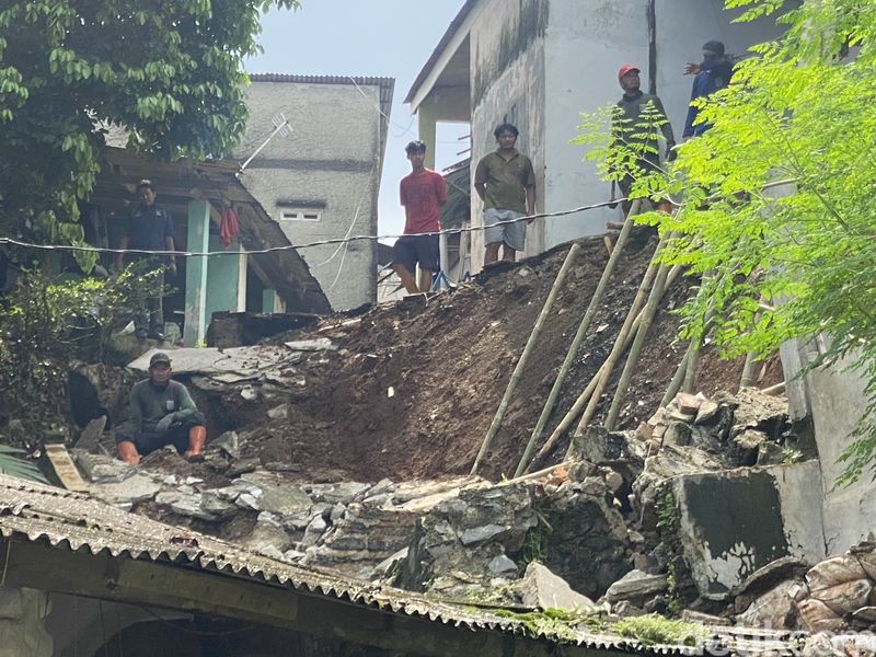 Bencana tanah longsor terjadi di Kecamatan Cipayung, Kota Depok akibat hujan deras kemarin. Dilaporkan ada 2 rumah warga terdampak akibat bencana tersebut. (Devi P/detikcom)